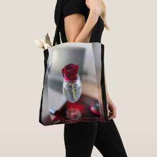 Donkerrode roos tote bag