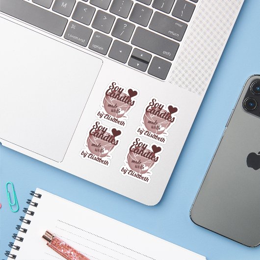 Donkerrode roze afbeelding gemaakt met hartenzeuke sticker (Laptop met iPhone)