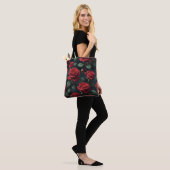 Donkerrode rozen tote bag (Op model)