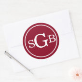 Donkerrood cirkelvormig traditioneel monogram ronde sticker (Envelop)