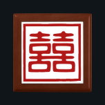 Donkerrood dubbel geluk - vierkant cadeaudoosje<br><div class="desc">Het Dubbele Gelukssymbool is een Chinees pictogram dat een gelukkig koppel vertegenwoordigt dat handen vasthoudt. Je ziet dit overal op een Chinese bruiloft,  maar misschien wil je een nieuwe baby vieren of gewoon je liefde shows!</div>