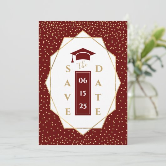 Donkerrood goud geometrische afstudeerfeest aankondiging (Staand voorkant)
