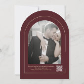 Donkerrood Gouden Boog Bruiloft Save the Date Kaart (Achterkant)
