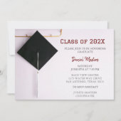 Donkerrood/zwart Graduation Cap Invitation Kaart (Voorkant)