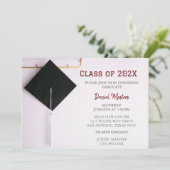 Donkerrood/zwart Graduation Cap Invitation Kaart (Staand voorkant)