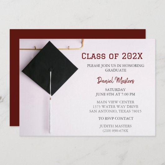 Donkerrood/zwart Graduation Cap Invitation Kaart (Voorkant / Achterkant)