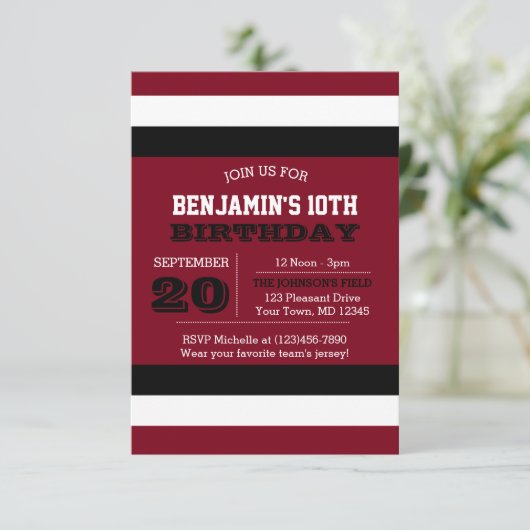 Donkerrood zwart-wit Team Birthday Uitnodiging (Staand voorkant)
