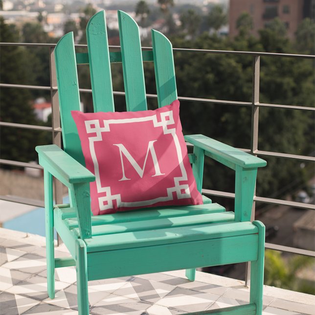 Donkerroze en witte monogrammen Griekse hoofdgrens Kussen (Create your own monogrammed Greek Key border square throw pillow.)