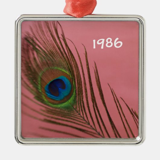 Donkerroze nog levende peacock metalen ornament (Voorkant)