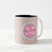 donkerroze stippen lichtroze monogram tweekleurige koffiemok (Voorkant rechts)