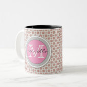 donkerroze stippen lichtroze monogram tweekleurige koffiemok (Voorkant links)