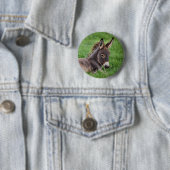 Donkey in de gras ronde button 5,7 cm (In situ)