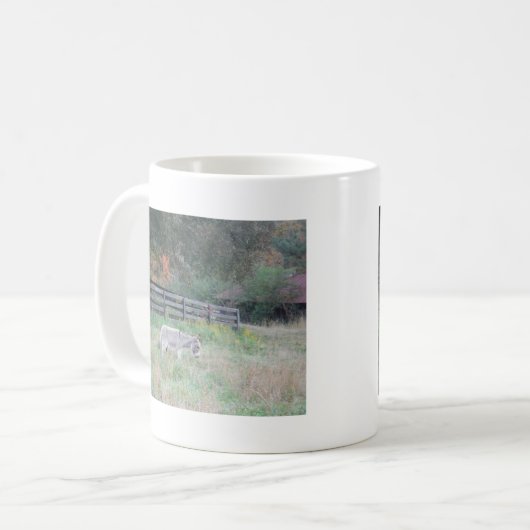 Donkey in een Herfst herfst veld. Koffiemok (Voorkant links)