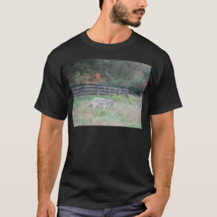 Donkey in een Herfst herfst veld. T-shirt