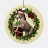 Donkey Wearing Santa Hat in Wreath Round Ornament (Achterkant)