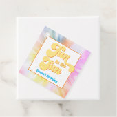 DONNA Retro Font Tie Dye Pool Party Verjaardag Bedankjes Labels (In situ)