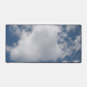 Dons witte stapelwolken in blauwe lucht bureaumat (Voorkant)