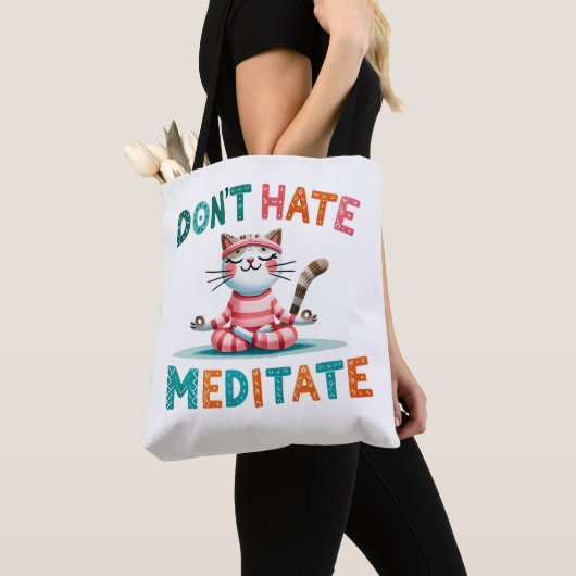 Don't Hate Meditate beroemd gemaakt door Funny Cat Tote Bag (Dichtbij)