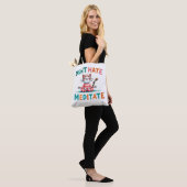 Don't Hate Meditate beroemd gemaakt door Funny Cat Tote Bag (Op model)