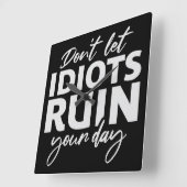 Don't Let Idiots Ruin Your Day Funny Sarcastic Fun Vierkante Klok (Hoek)