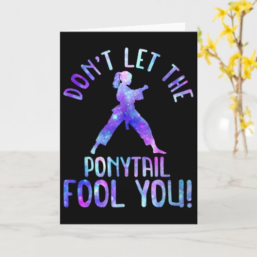 Dont Let The Ponytail Fool You Funny For Karate Gi Kaart (Gele Bloem)