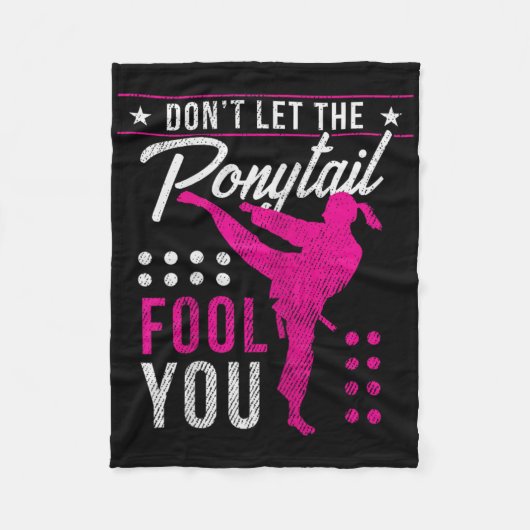 Dont Let The Ponytail Fool You Funny Karate Girl  Fleece Deken (Voorkant)