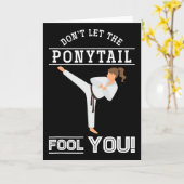 Dont Let The Ponytail Fool You Funny Karateist Gir Kaart (Gele Bloem)