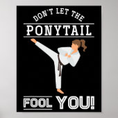 Dont Let The Ponytail Fool You Funny Karateist Gir Poster (Voorkant)