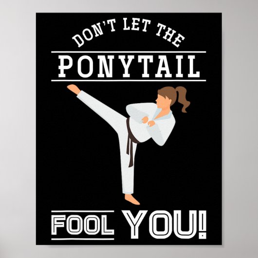 Dont Let The Ponytail Fool You Funny Karateist Gir Poster (Voorkant)