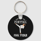 Dont Let The Ponytail Fool You Funny Karateist Gir Sleutelhanger (Voorkant)