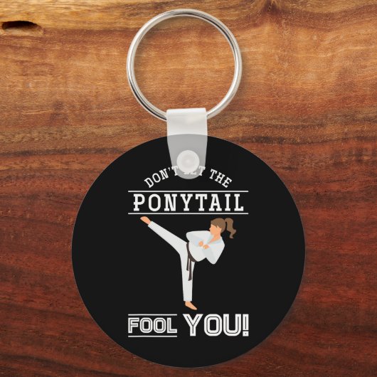Dont Let The Ponytail Fool You Funny Karateist Gir Sleutelhanger (Voorkant)