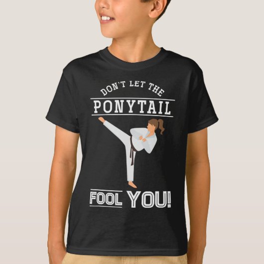 Dont Let The Ponytail Fool You Funny Karateist Gir T-shirt (Voorkant)