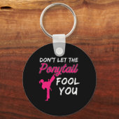 Don't Let The Ponytail Fool You Funny Women And Gi Sleutelhanger (Voorkant)
