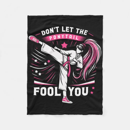 Don't Let The Ponytail Fool You Girl Women Karate  Fleece Deken (Voorkant)