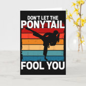 Don't Let The Ponytail Fool You Girl Women Karate  Kaart (Gele Bloem)