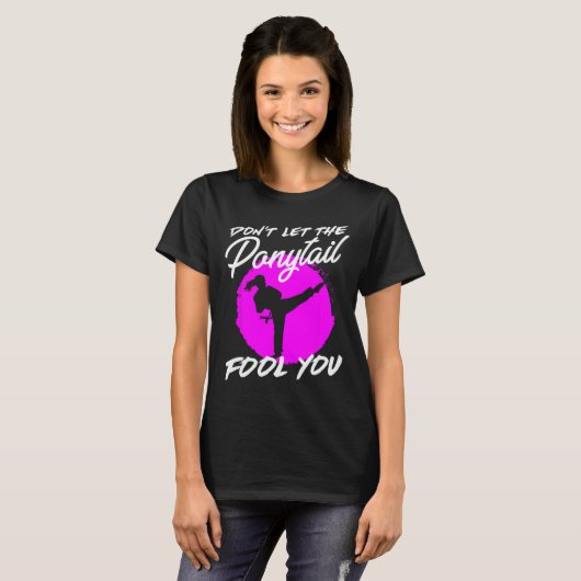 Dont Let The Ponytail Fool You I Funny Karate T-shirt (Voorkant volledig)