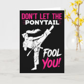 Don't Let The Ponytail Fool You Karate Funny Karat Kaart (Gele Bloem)