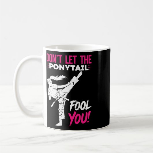 Don't Let The Ponytail Fool You Karate Funny Karat Koffiemok (Links)