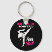 Don't Let The Ponytail Fool You Karate Funny Karat Sleutelhanger (Voorkant)