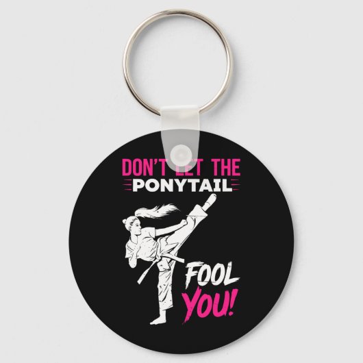 Don't Let The Ponytail Fool You Karate Funny Karat Sleutelhanger (Voorkant)