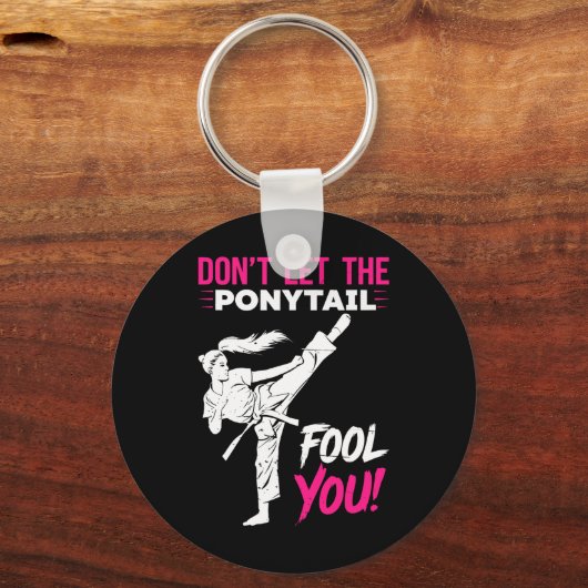 Don't Let The Ponytail Fool You Karate Funny Karat Sleutelhanger (Voorkant)