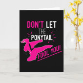 Don't Let The Ponytail Fool You Karate Girl Funny  Kaart (Gele Bloem)