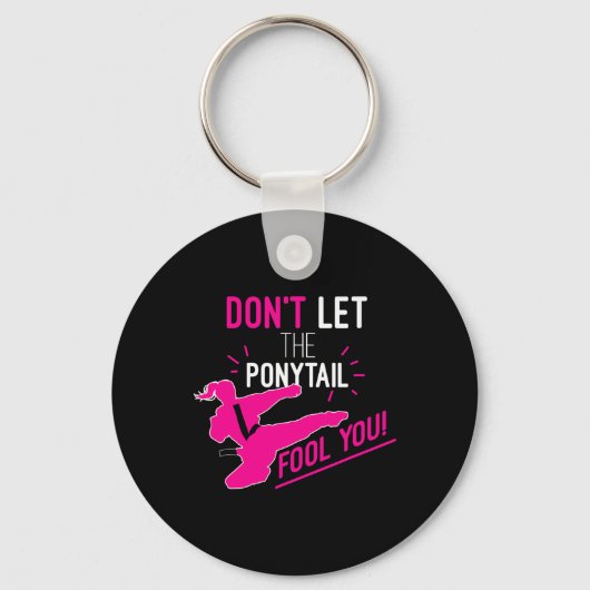 Don't Let The Ponytail Fool You Karate Girl Funny Sleutelhanger (Voorkant)
