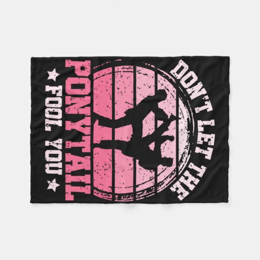 Don't Let The Ponytail Fool You Martial Art Karate Fleece Deken (Voorkant (Horizontaal))