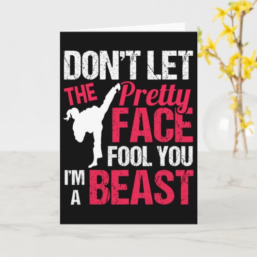 Dont Let The Pretty Face Fool You Im Beast Karate Kaart (Gele Bloem)