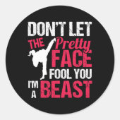 Dont Let The Pretty Face Fool You Im Beast Karate Ronde Sticker (Voorkant)