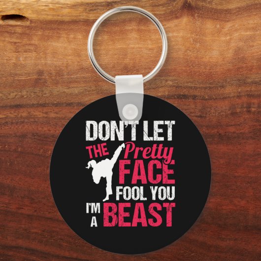 Dont Let The Pretty Face Fool You Im Beast Karate Sleutelhanger (Voorkant)