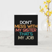 Don't Mess With My Sister That's My Job Funny Sibl Kaart (Gele Bloem)