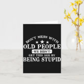 Don't Mess With Old People Do Not Mess With Old Pe Kaart (Gele Bloem)