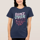 Don't Overthink It - Bold Pastel T-shirt op Navy (Voorkant)